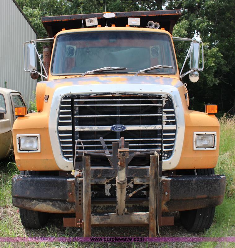 image for item F7972 1989 Ford LNT8000 dump truck