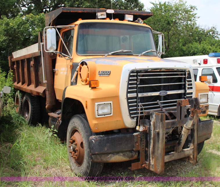 image for item F7972 1989 Ford LNT8000 dump truck