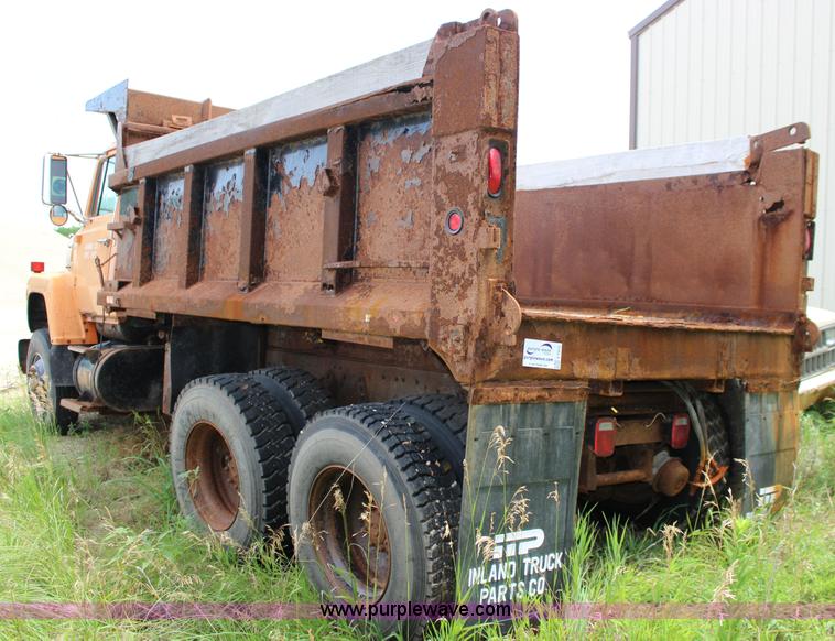 image for item F7972 1989 Ford LNT8000 dump truck