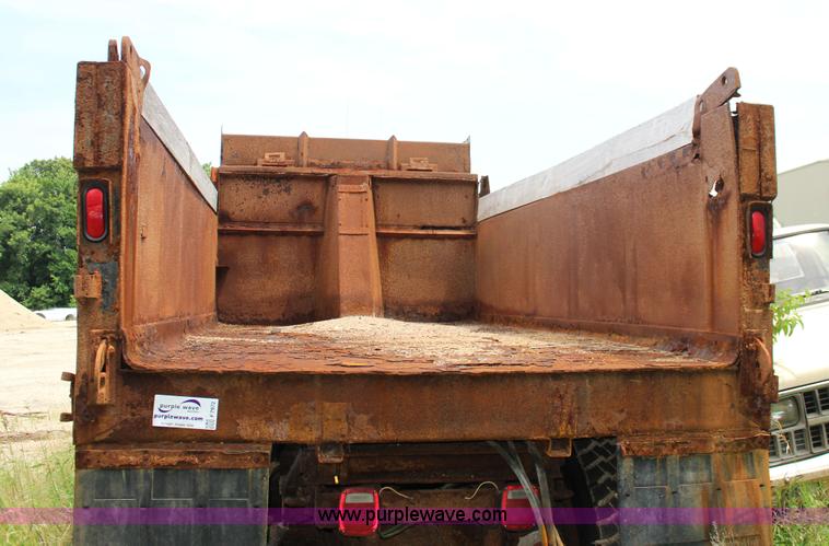 image for item F7972 1989 Ford LNT8000 dump truck
