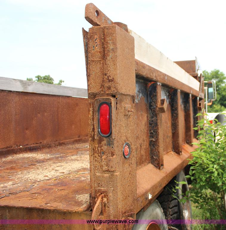 image for item F7972 1989 Ford LNT8000 dump truck