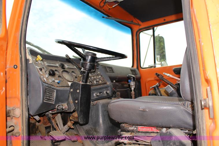 image for item F7972 1989 Ford LNT8000 dump truck