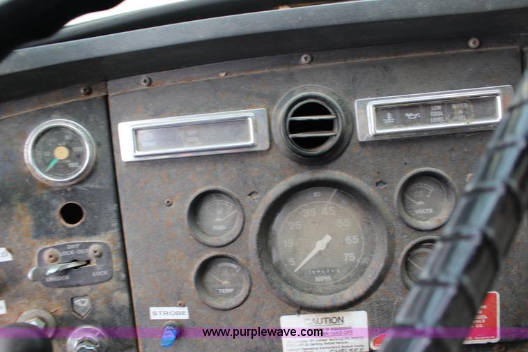 image for item F7972 1989 Ford LNT8000 dump truck