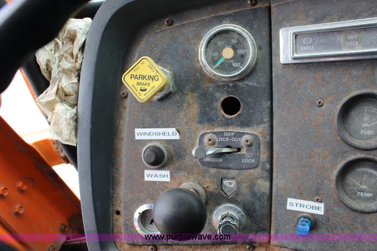 image for item F7972 1989 Ford LNT8000 dump truck