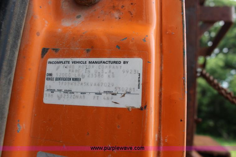 image for item F7972 1989 Ford LNT8000 dump truck