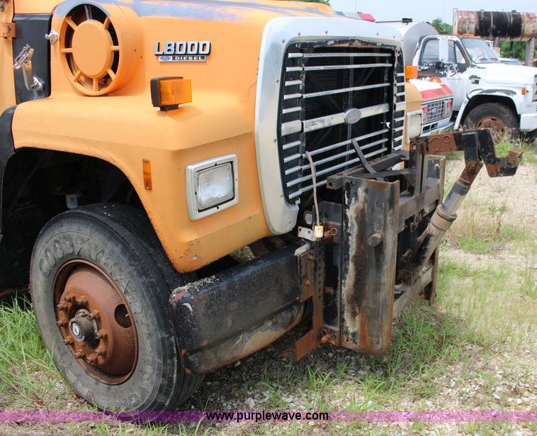 image for item F7972 1989 Ford LNT8000 dump truck