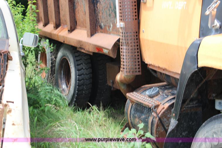 image for item F7972 1989 Ford LNT8000 dump truck