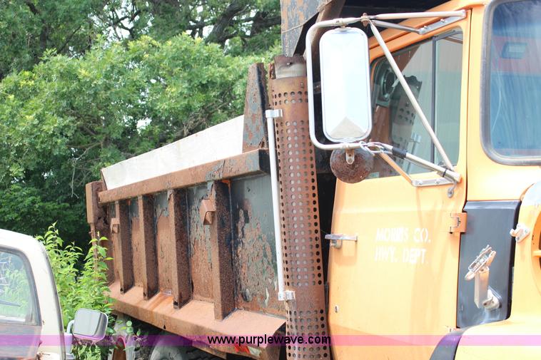 image for item F7972 1989 Ford LNT8000 dump truck