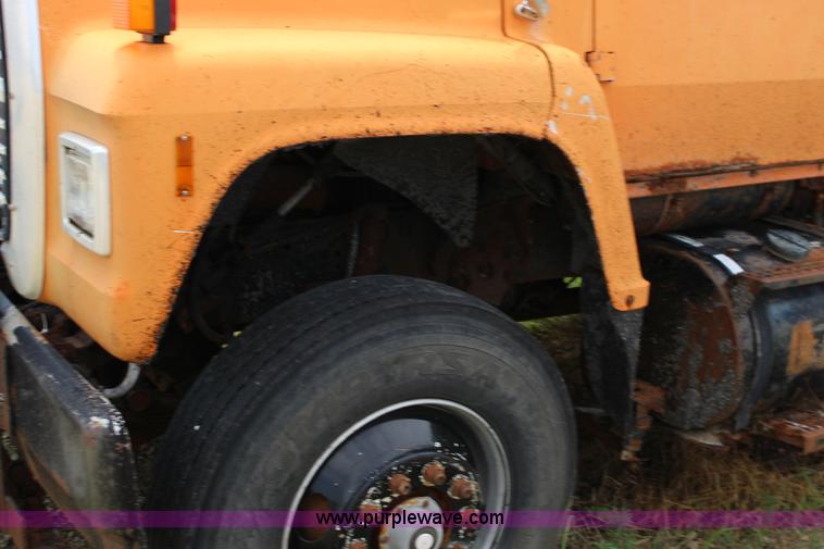 image for item F7972 1989 Ford LNT8000 dump truck
