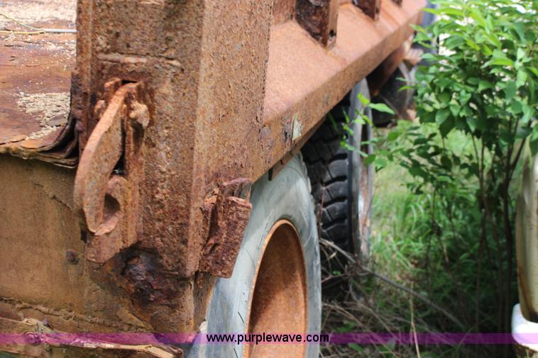 image for item F7972 1989 Ford LNT8000 dump truck