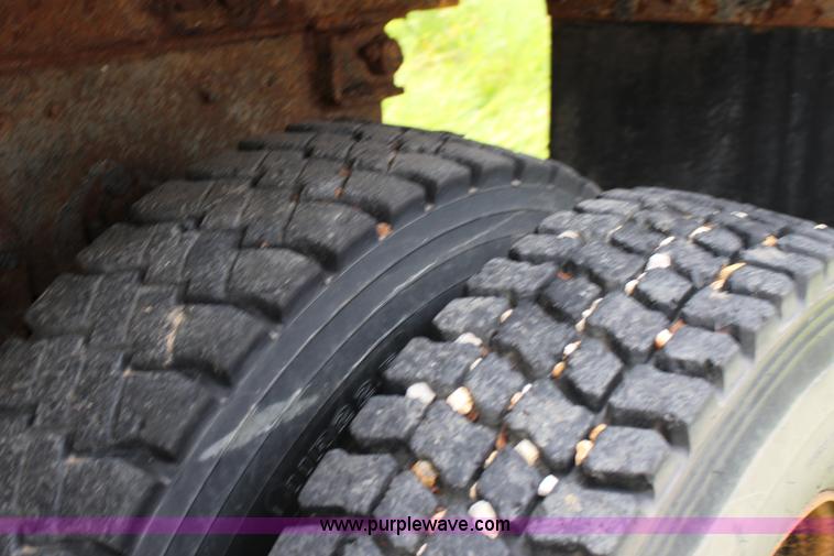 image for item F7972 1989 Ford LNT8000 dump truck