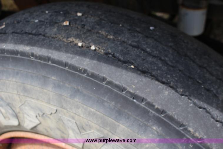 image for item F7972 1989 Ford LNT8000 dump truck