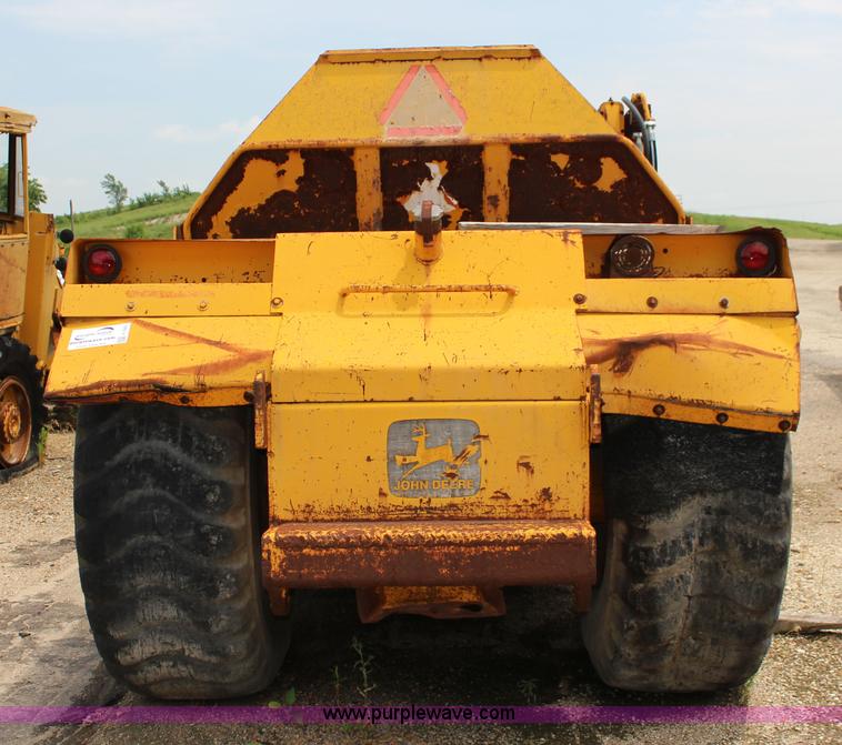 image for item F7983 John Deere 762 elevating scraper