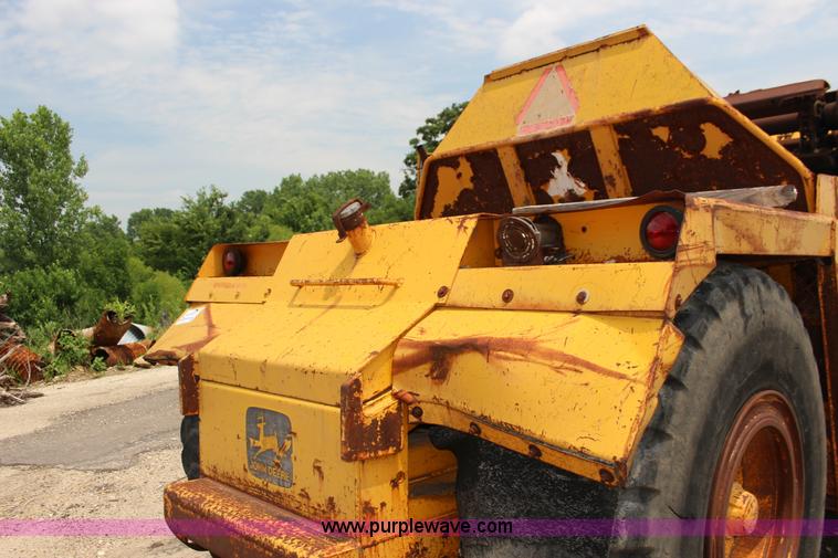 image for item F7983 John Deere 762 elevating scraper