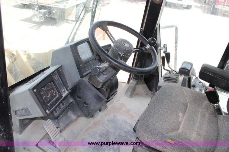 image for item J5840 1999 Caterpillar 966G wheel loader