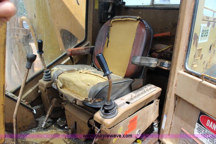 image for item J5872 1980 Caterpillar 235 excavator