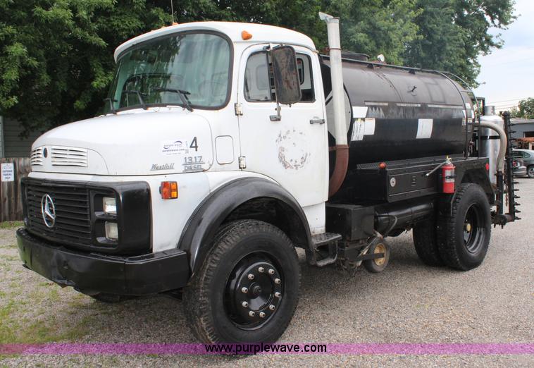 image for item J5875 1984 Mercedes Benz L1317 oil distributor