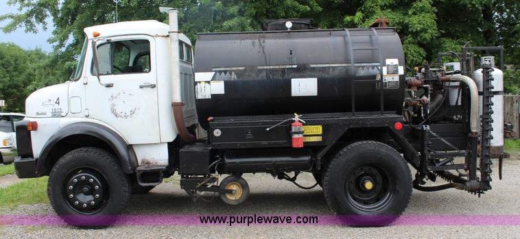 image for item J5875 1984 Mercedes Benz L1317 oil distributor