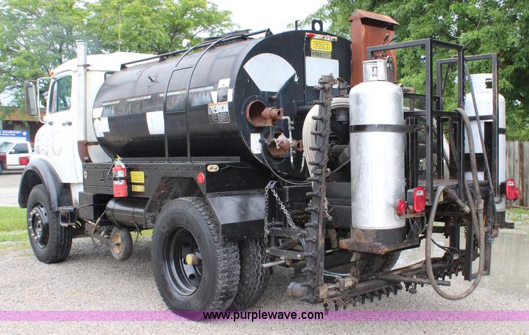 image for item J5875 1984 Mercedes Benz L1317 oil distributor