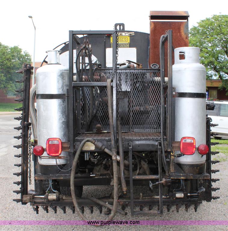 image for item J5875 1984 Mercedes Benz L1317 oil distributor