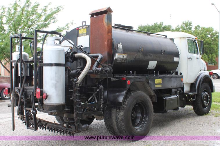 image for item J5875 1984 Mercedes Benz L1317 oil distributor