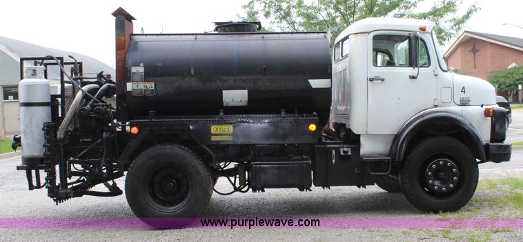 image for item J5875 1984 Mercedes Benz L1317 oil distributor