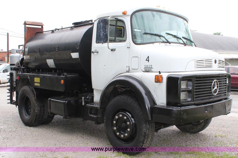 image for item J5875 1984 Mercedes Benz L1317 oil distributor