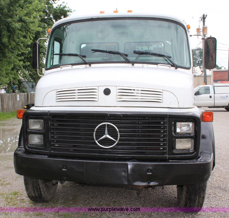 image for item J5875 1984 Mercedes Benz L1317 oil distributor