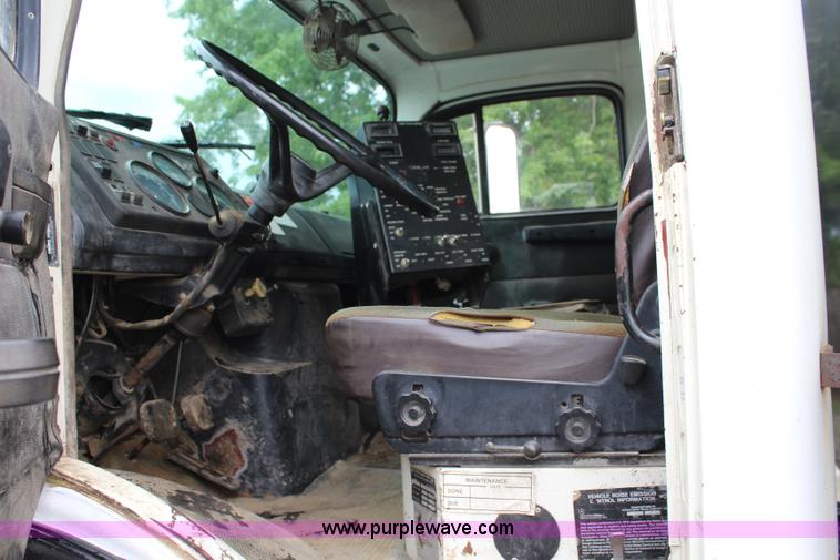 image for item J5875 1984 Mercedes Benz L1317 oil distributor