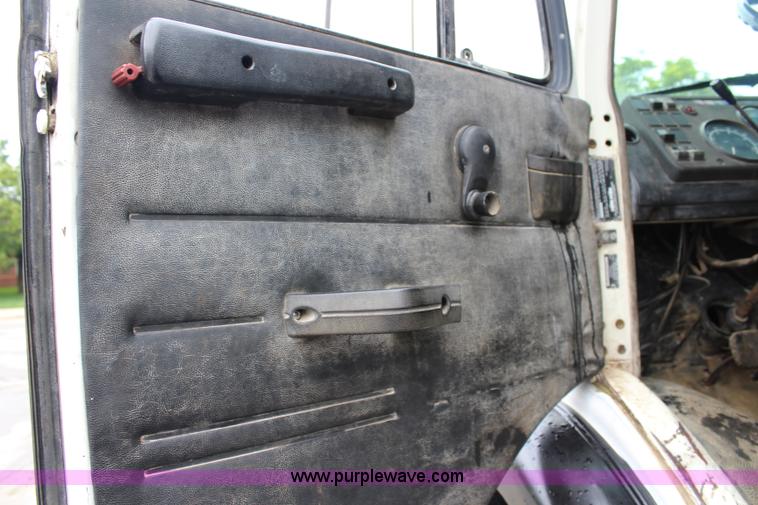 image for item J5875 1984 Mercedes Benz L1317 oil distributor