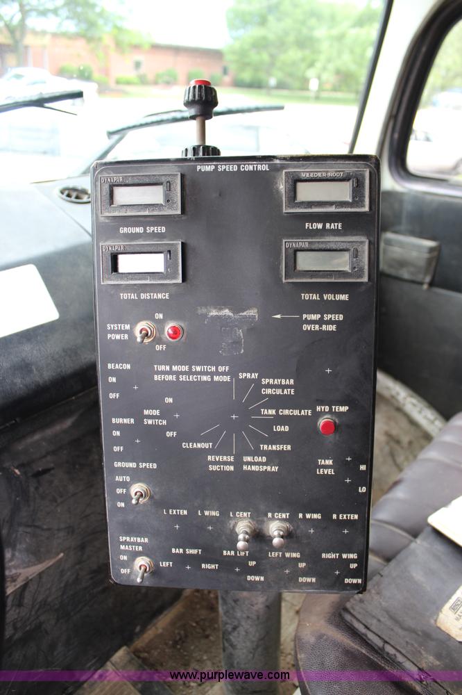 image for item J5875 1984 Mercedes Benz L1317 oil distributor