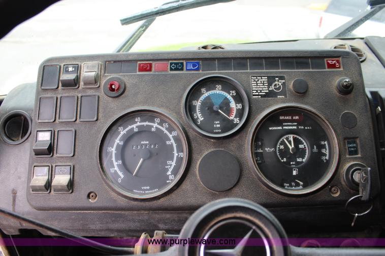 image for item J5875 1984 Mercedes Benz L1317 oil distributor