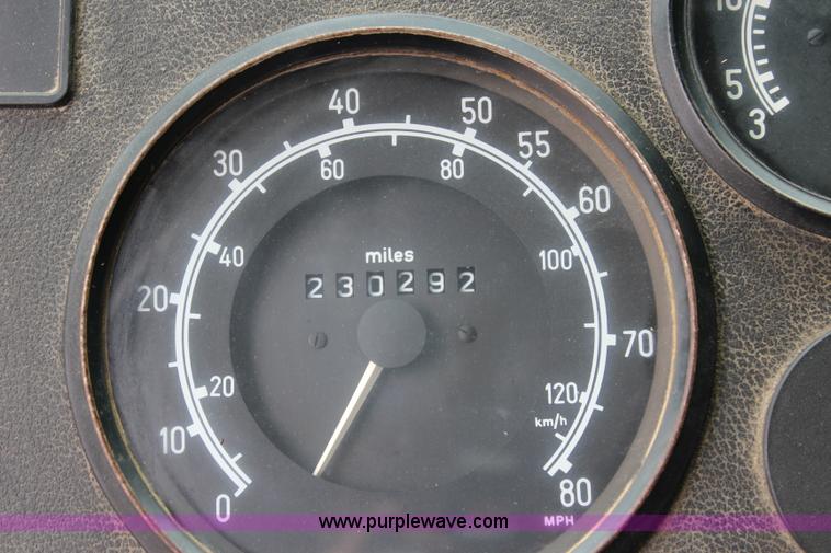 image for item J5875 1984 Mercedes Benz L1317 oil distributor