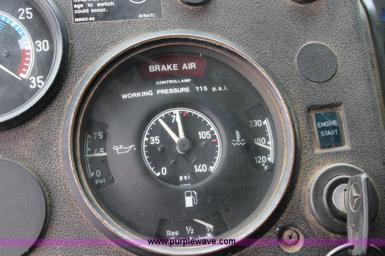 image for item J5875 1984 Mercedes Benz L1317 oil distributor