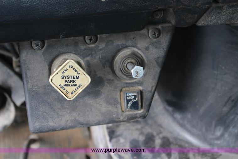 image for item J5875 1984 Mercedes Benz L1317 oil distributor