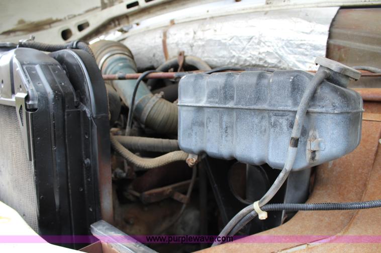 image for item J5875 1984 Mercedes Benz L1317 oil distributor