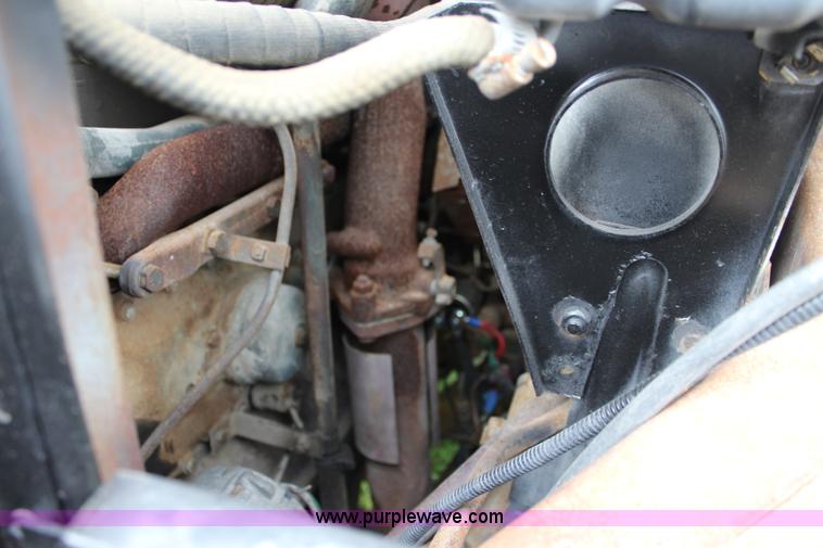 image for item J5875 1984 Mercedes Benz L1317 oil distributor