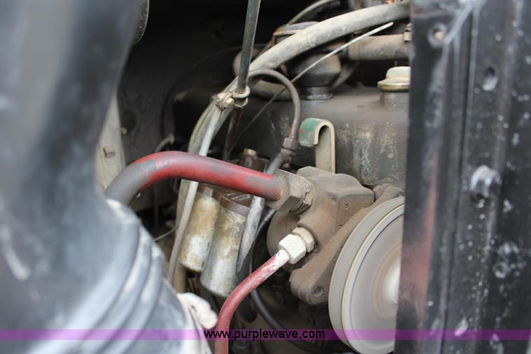 image for item J5875 1984 Mercedes Benz L1317 oil distributor