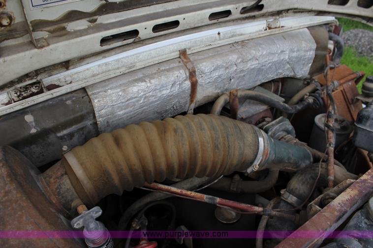 image for item J5875 1984 Mercedes Benz L1317 oil distributor