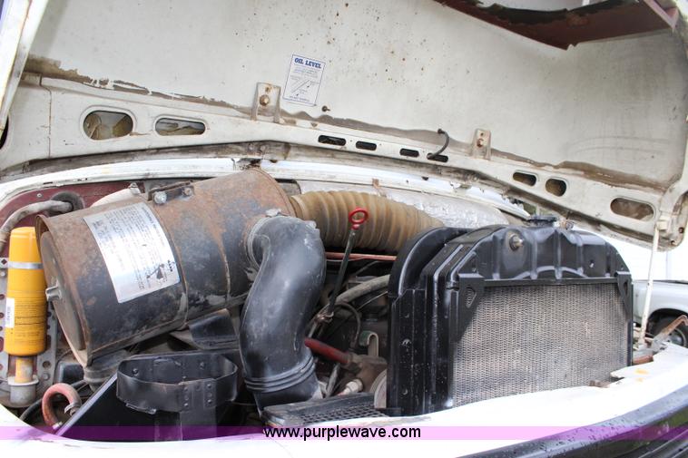 image for item J5875 1984 Mercedes Benz L1317 oil distributor