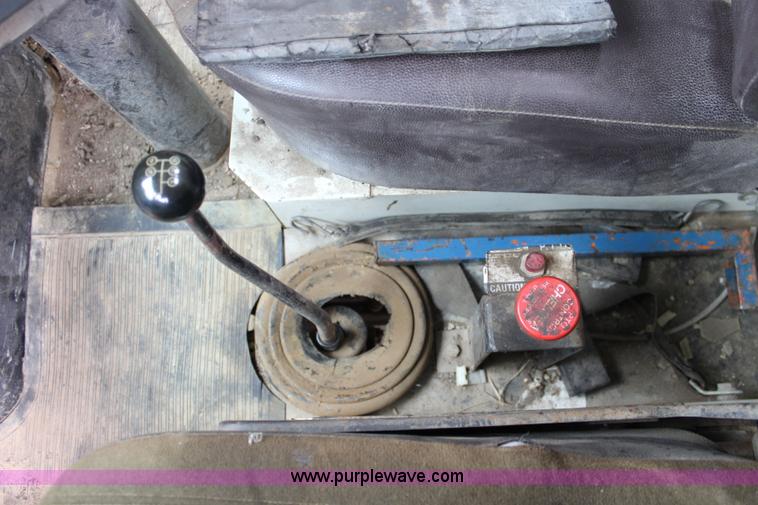 image for item J5875 1984 Mercedes Benz L1317 oil distributor