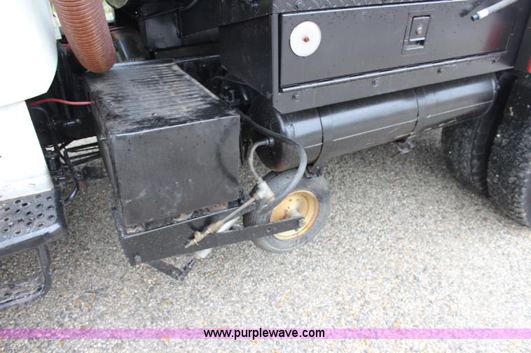 image for item J5875 1984 Mercedes Benz L1317 oil distributor