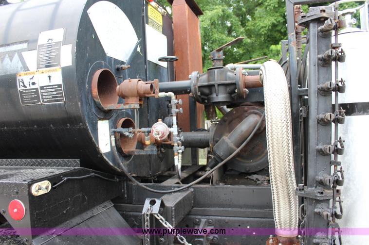 image for item J5875 1984 Mercedes Benz L1317 oil distributor