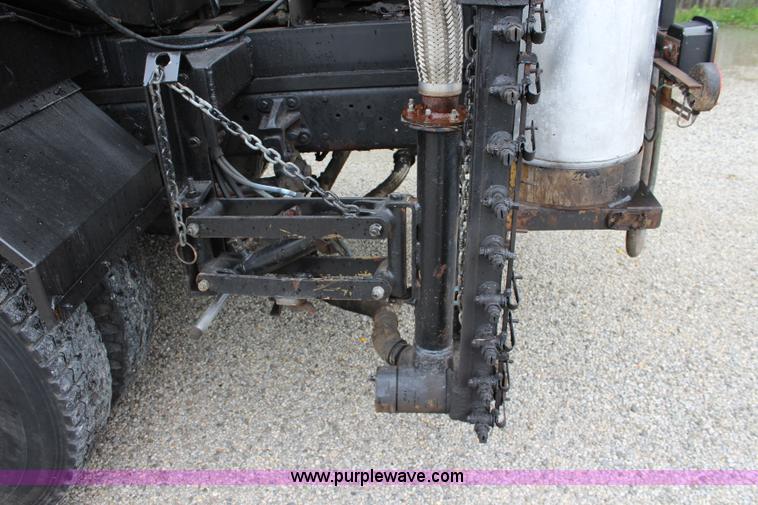 image for item J5875 1984 Mercedes Benz L1317 oil distributor