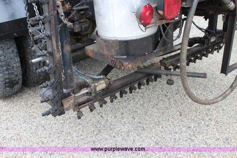 image for item J5875 1984 Mercedes Benz L1317 oil distributor