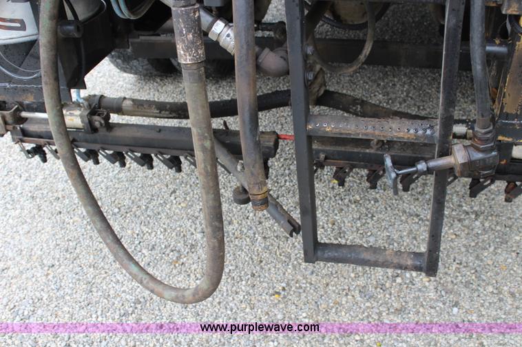 image for item J5875 1984 Mercedes Benz L1317 oil distributor