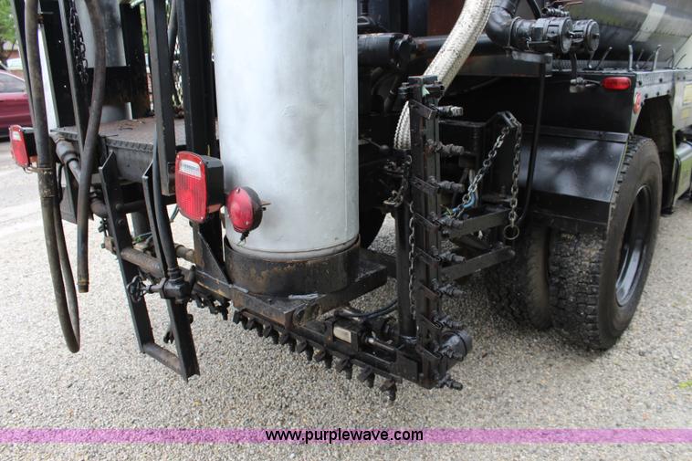 image for item J5875 1984 Mercedes Benz L1317 oil distributor