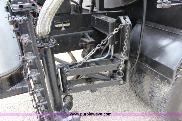 image for item J5875 1984 Mercedes Benz L1317 oil distributor