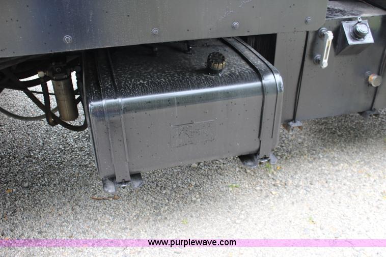 image for item J5875 1984 Mercedes Benz L1317 oil distributor