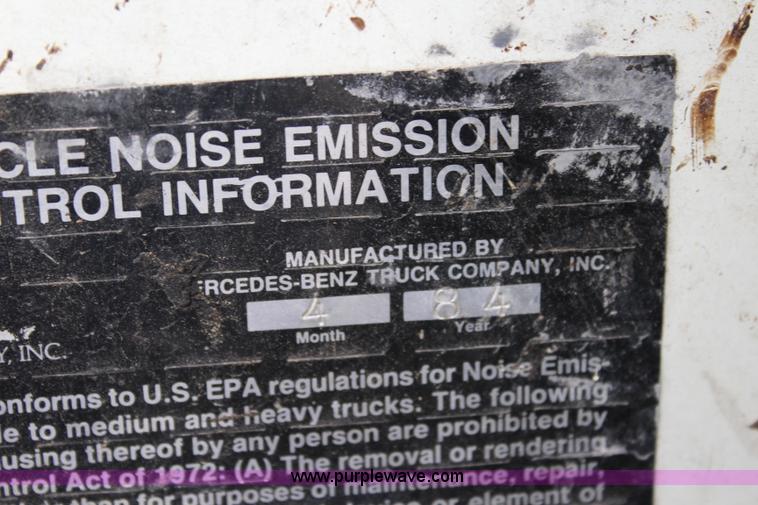 image for item J5875 1984 Mercedes Benz L1317 oil distributor